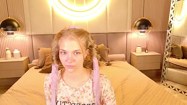 4example Chloe online show from 5, 6, 2026