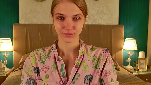 4example Chloe online show from 13, 4, 2026