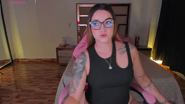 Snapshot of lunaarose chatting on 19, 12, 2025 lunaarose online show from 19, 12, 2025