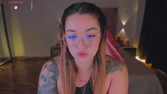 Snapshot of lunaarose chatting on 16, 12, 2025 lunaarose online show from 16, 12, 2025