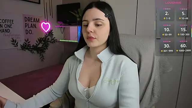 Snapshot of LiaWoow chatting on 17, 11, 2025 LiaWoow online show from 17, 11, 2025