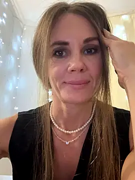 Snapshot of LucieMack chatting on 2, 10, 2025 LucieMack online show from 2, 10, 2025