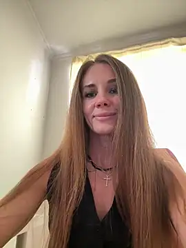 Snapshot of LucieMack chatting on 12, 9, 2025 LucieMack online show from 12, 9, 2025