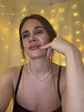 Snapshot of LucieMack chatting on 22, 5, 2026 LucieMack online show from 22, 5, 2026