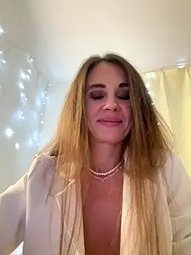 Snapshot of LucieMack chatting on 4, 10, 2025 LucieMack online show from 4, 10, 2025