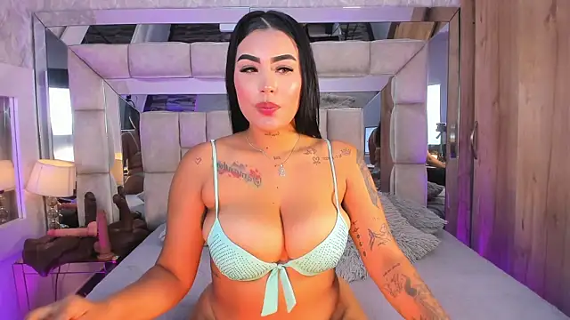 Snapshot of MaddyGray_ chatting on 21, 11, 2025 MaddyGray online show from 21, 11, 2025