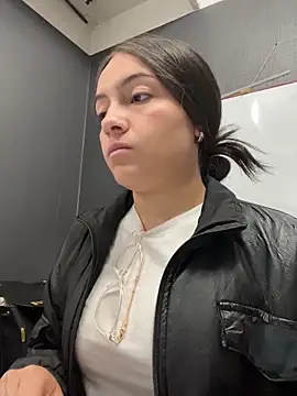 Alyha Cortes online show from 18, 2, 2026