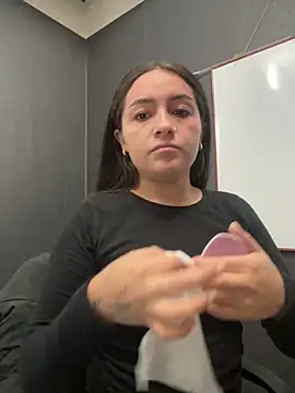 Alyha Cortes online show from 13, 2, 2026