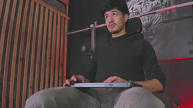 Snapshot of DimitriDeluxe chatting on 13, 11, 2025 DimitriDeluxe online show from 13, 11, 2025