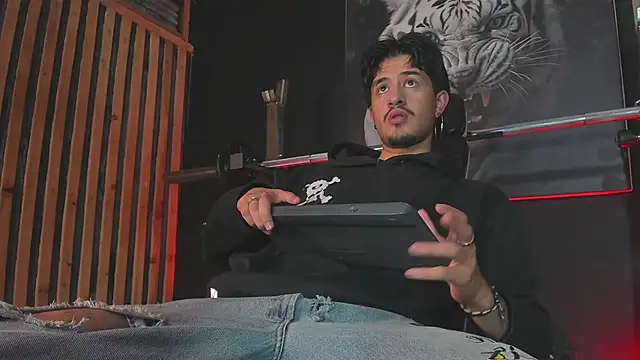 Snapshot of DimitriDeluxe chatting on 18, 11, 2025 DimitriDeluxe online show from 18, 11, 2025