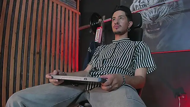 Snapshot of DimitriDeluxe chatting on 8, 11, 2025 DimitriDeluxe online show from 8, 11, 2025