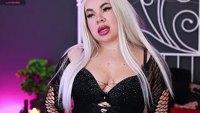 Snapshot of MissLilaaa chatting on 3, 10, 2025 MissLilaaa online show from 3, 10, 2025