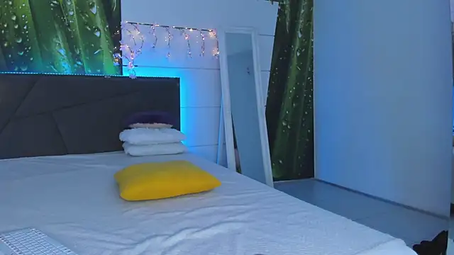 Snapshot of HollyTailors chatting on 14, 11, 2025 HollyTailors online show from 14, 11, 2025