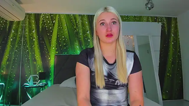 Snapshot of HollyTailors chatting on 25, 11, 2025 HollyTailors online show from 25, 11, 2025