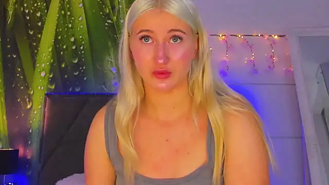 Snapshot of HollyTailors chatting on 4, 11, 2025 HollyTailors online show from 4, 11, 2025