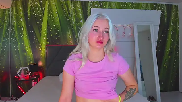 Snapshot of HollyTailors chatting on 26, 10, 2025 HollyTailors online show from 26, 10, 2025