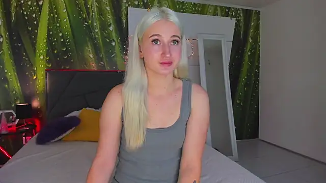 Snapshot of HollyTailors chatting on 29, 10, 2025 HollyTailors online show from 29, 10, 2025