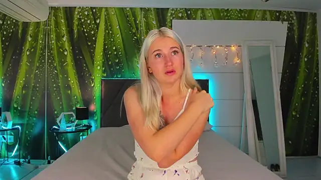 Snapshot of HollyTailors chatting on 23, 10, 2025 HollyTailors online show from 23, 10, 2025