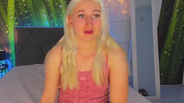 Snapshot of HollyTailors chatting on 1, 11, 2025 HollyTailors online show from 1, 11, 2025