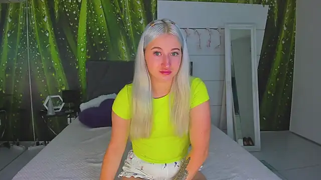 Snapshot of HollyTailors chatting on 21, 10, 2025 HollyTailors online show from 21, 10, 2025