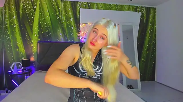 Snapshot of HollyTailors chatting on 30, 10, 2025 HollyTailors online show from 30, 10, 2025