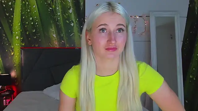 Snapshot of HollyTailors chatting on 22, 10, 2025 HollyTailors online show from 22, 10, 2025