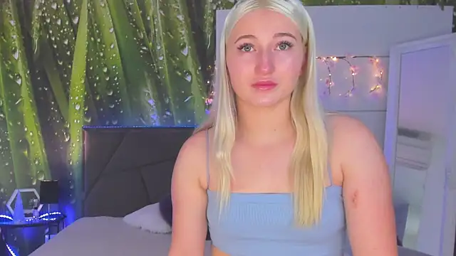 Snapshot of HollyTailors chatting on 18, 11, 2025 HollyTailors online show from 18, 11, 2025