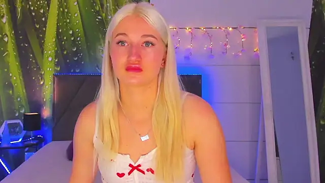 Snapshot of HollyTailors chatting on 11, 10, 2025 HollyTailors online show from 11, 10, 2025