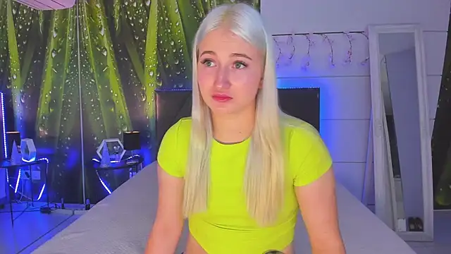 Snapshot of HollyTailors chatting on 12, 11, 2025 HollyTailors online show from 12, 11, 2025