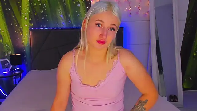 Snapshot of HollyTailors chatting on 15, 11, 2025 HollyTailors online show from 15, 11, 2025