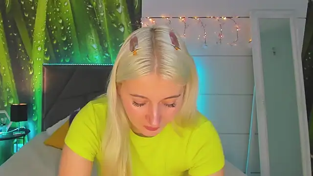 Snapshot of HollyTailors chatting on 6, 11, 2025 HollyTailors online show from 6, 11, 2025