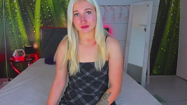 Snapshot of HollyTailors chatting on 17, 10, 2025 HollyTailors online show from 17, 10, 2025