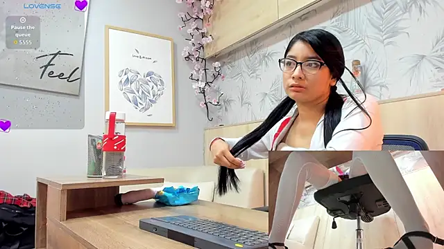 Snapshot of MelanyWayne_ chatting on 8, 5, 2026 MelanyWayne online show from 8, 5, 2026