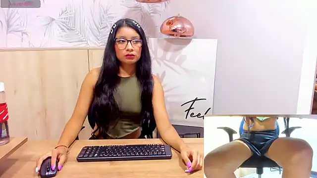 Snapshot of MelanyWayne_ chatting on 13, 11, 2025 MelanyWayne online show from 13, 11, 2025