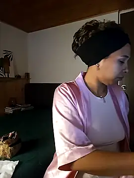 IVONNE COLLINS33 online show from 4, 12, 2025