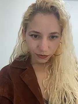 Snapshot of Bruna551 chatting on 5, 12, 2025 Bruna551 online show from 5, 12, 2025