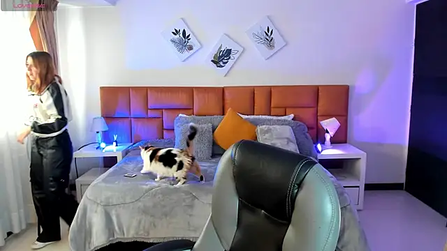 Catti Brie online show from 10, 11, 2025