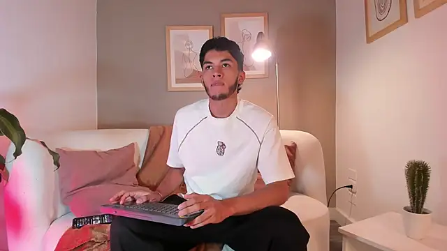 Snapshot of Tylerffoxx chatting on 8, 5, 2026 Tylerffoxx online show from 8, 5, 2026