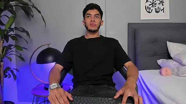 Snapshot of Tylerffoxx chatting on 31, 5, 2026 Tylerffoxx online show from 31, 5, 2026