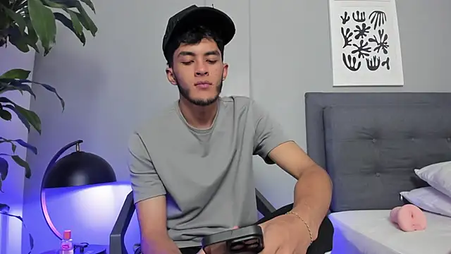 Snapshot of Tylerffoxx chatting on 23, 5, 2026 Tylerffoxx online show from 23, 5, 2026