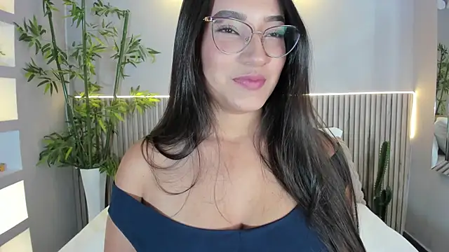 Snapshot of CarolineLee_ chatting on 12, 11, 2025 CarolineLee online show from 12, 11, 2025