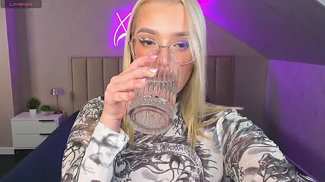Snapshot of Vickie_Nelsson chatting on 16, 10, 2025 Vickie Nelsson online show from 16, 10, 2025