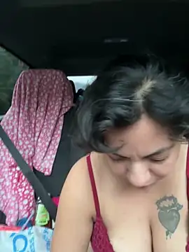 Snapshot of shakeweight chatting on 21, 12, 2025 shakeweight online show from 21, 12, 2025