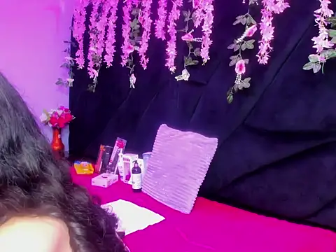 Nanis James online show from 24, 2, 2026