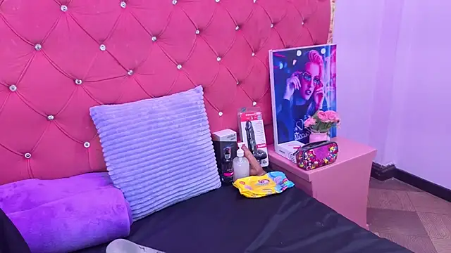 Nanis James online show from 5, 10, 2025