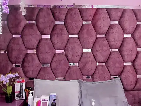 Nanis James online show from 25, 2, 2026