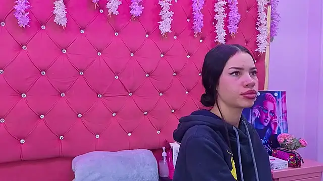 Nanis James online show from 8, 11, 2025