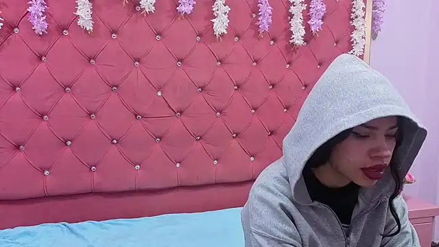 Nanis James online show from 11, 11, 2025