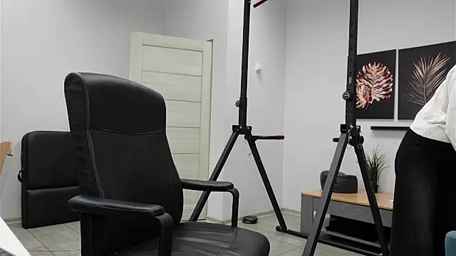 Laura Chaplin online show from 10, 11, 2025