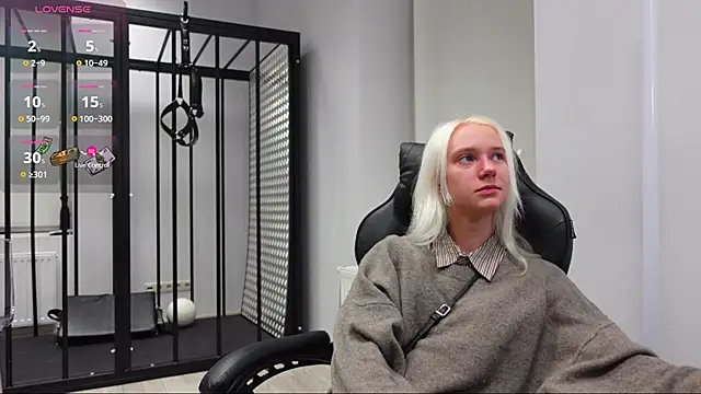 Laura Chaplin online show from 12, 11, 2025